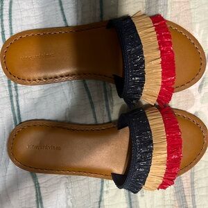 Vineyard Vines raffia slides. Perfect for 4th of July!